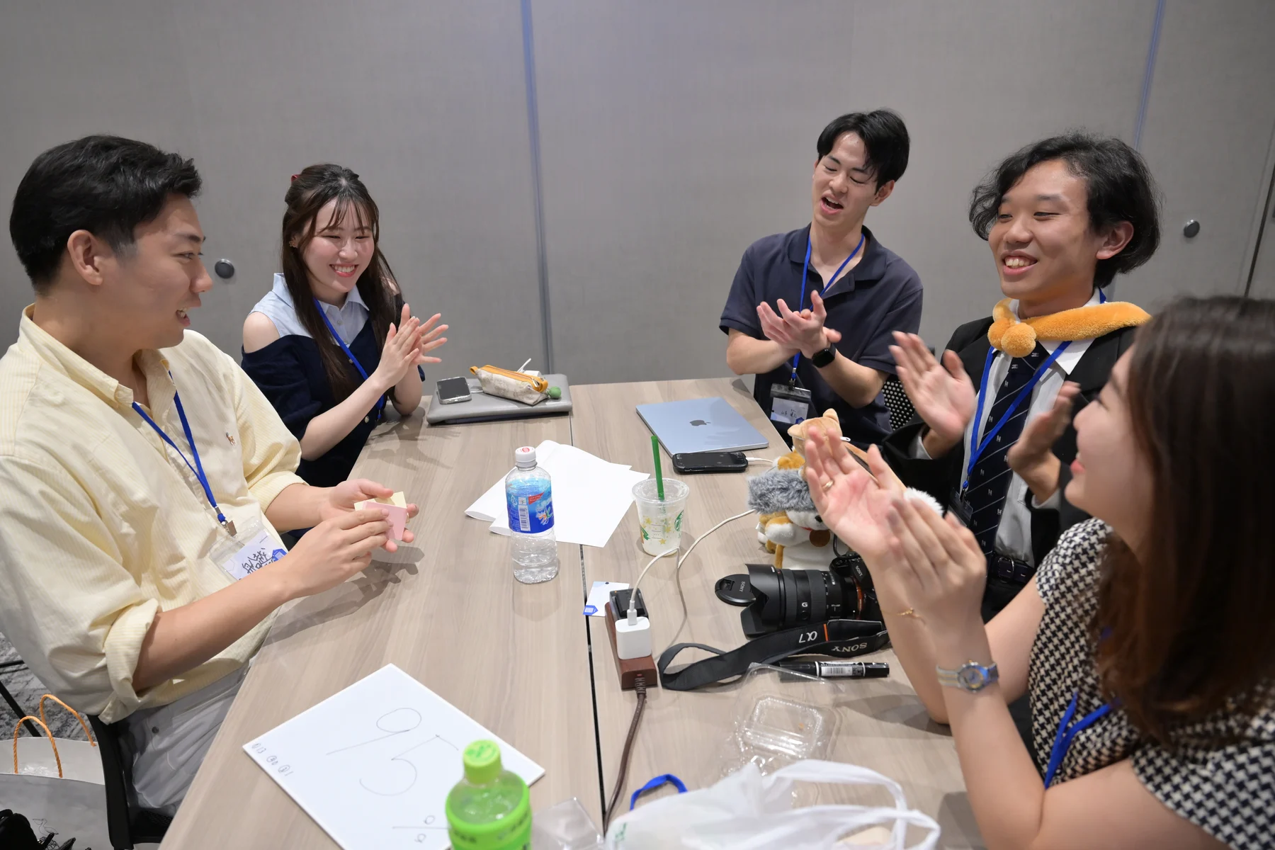 参加者がテーブルを囲み、対話を重ねる様子